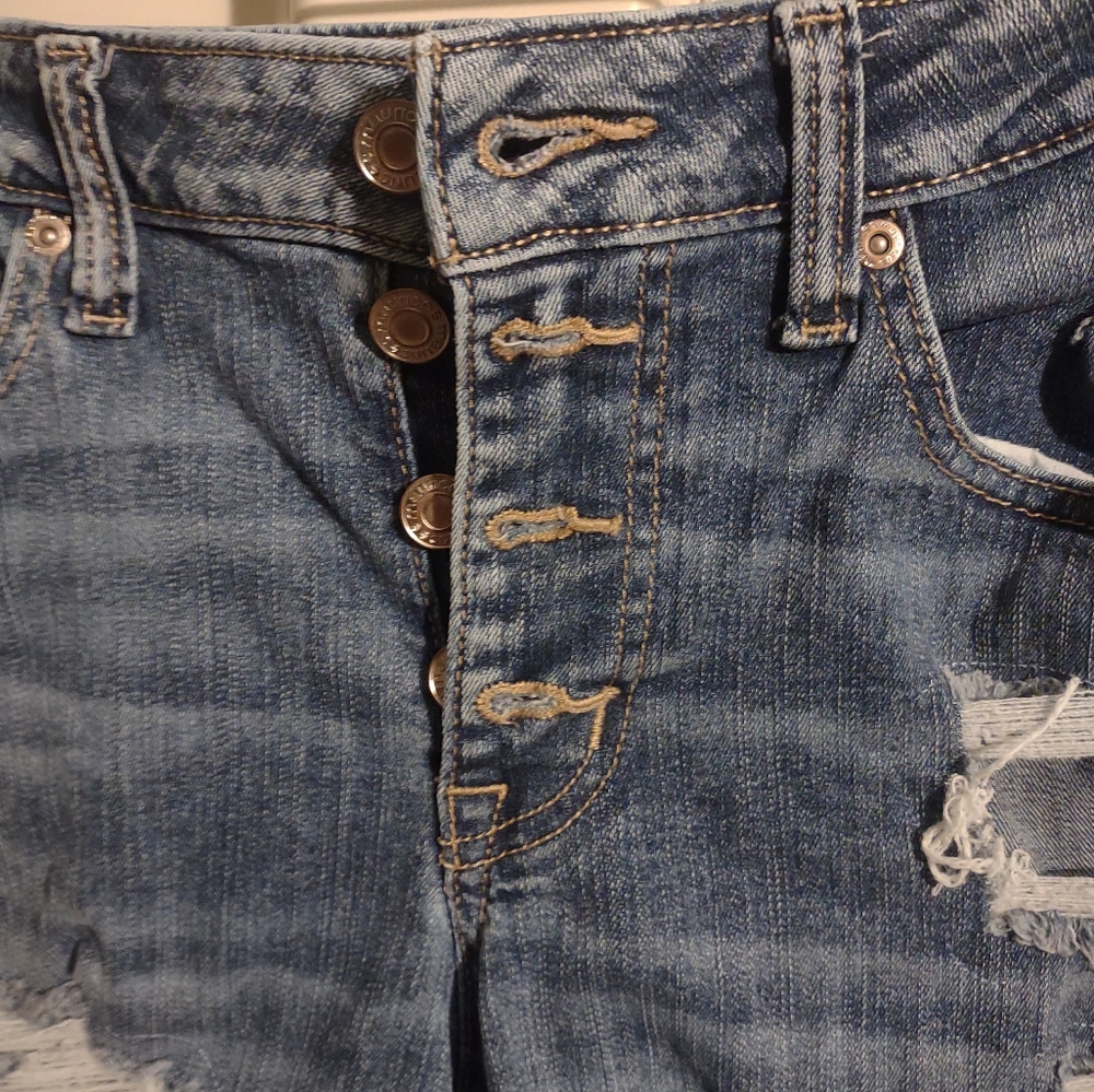 Woman's Maurices size 8 Mid Rise button up denim jean shorts - Picture 2 of 5